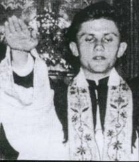 Il giovane Ratzi mentre saluta Erich Il giovane Ratzi mente saluta Erich
